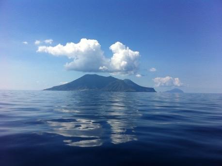 Appena sorto il sole sulle acque di Pollara non ci si può sottrarre a un tuffo nel mare invitante e a una nuotata rigenerante.