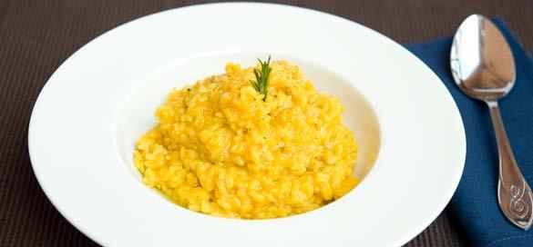 Primo lunare RISOTTO DI ZUCCA 300 g di zucca pulita 320 g di riso 1 dado vegetale 1 bustina di zafferano 1 cipolla media 1 rametto di rosmarino Sale, pepe, olio.