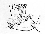 2. POSIZIONAMENTO 2.1 Posizionamento dei piedi Posizionare i piedi ai lati del corpo centrale all altezza dell asse che si forma sulle rotelle centrali della base. 2.2 Regolazione del supporto per le ginocchia Il supporto per le ginocchia deve essere regolato in modo che il bordo superiore sia a 3 cm sotto la rotula.