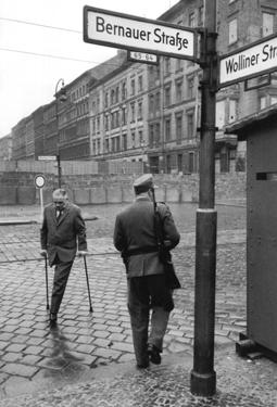 Sabato 11 aprile 3 giorno Una Passeggiata Storica attraverso i cortili di Hackescher Markt, il Quartiere Ebraico, Alexanderplatz, il Quartiere Nikolai.