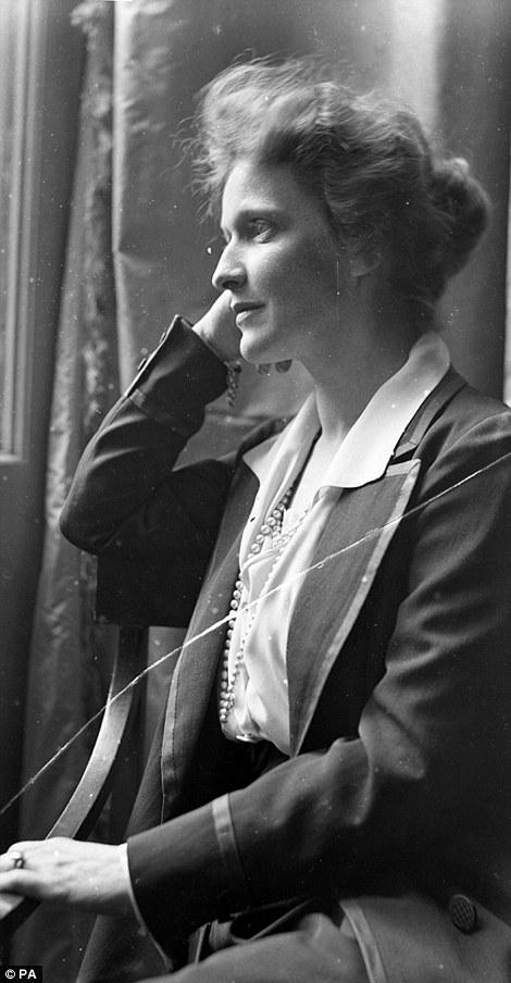 Nancy Astor, è stata membro della Camera dei Comuni del Parlamento britannico per il partito Conservatore, prima donna effettivamente eletta a sedere ad un