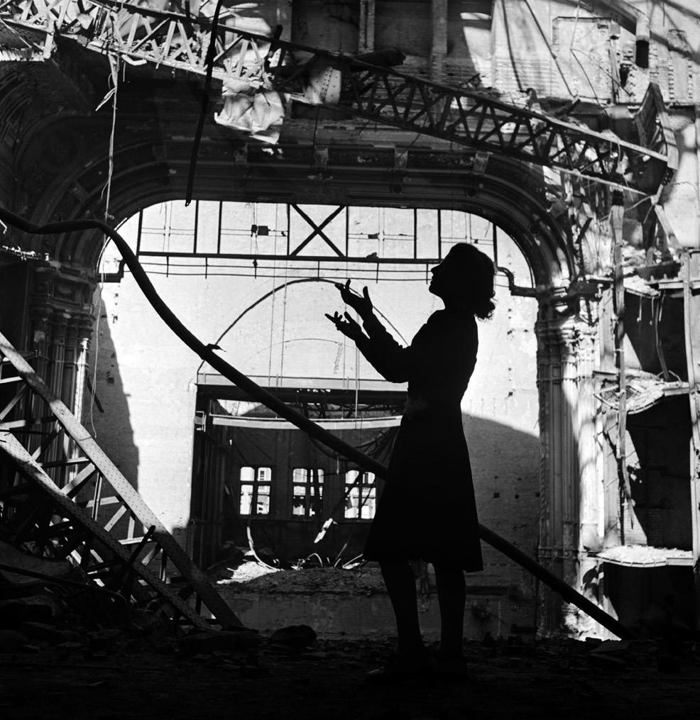 Irmgard Seefried, soprano tedesco, canta un aria dalla Madama