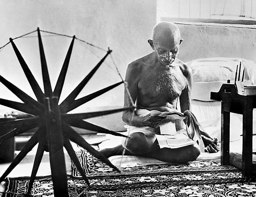 MARGARET BOURKE-WHITE Nel 1947 è in Pakistan e in India, nuovo centro di tensioni nel momento della nascita dei due Stati: intervista e fotografa Ghandi solo poche ore prima che venga ucciso.