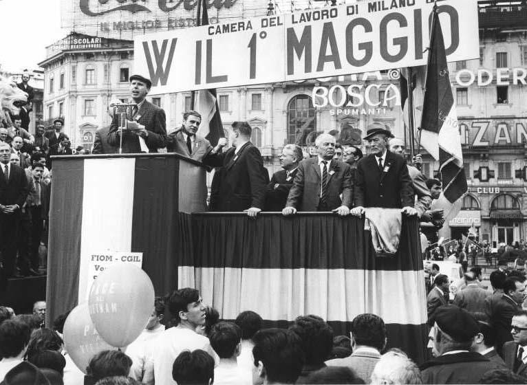 Comune: Milano Data: 1968/05/01 OCCASIONE 1 maggio: festa dei lavoratori Manifestazione del primo maggio.