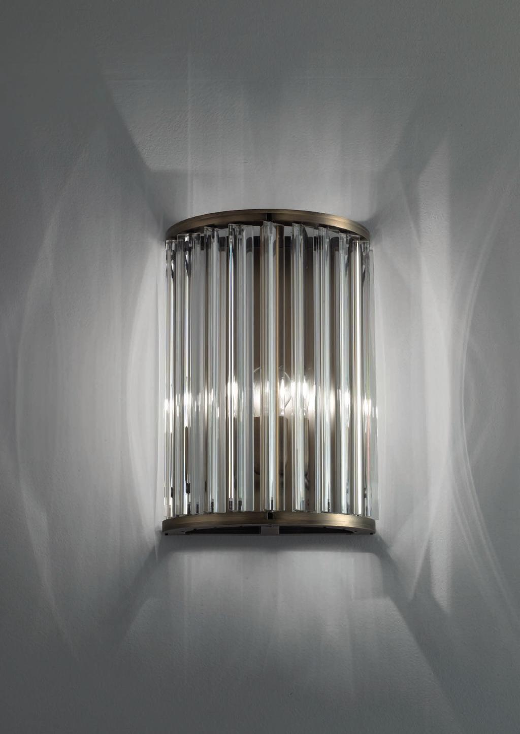 CROWN WALL 14cm-5 5 35cm-13 7 26cm-10 Wall lamp with diffuse light. Dark bronze striped structure with crystal, amber or smoke trihedrons.