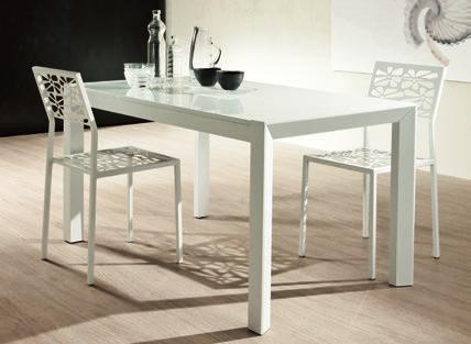 Fixed or extendible dining table with structure in solid ash. Top in lacquered glass or veneered.
