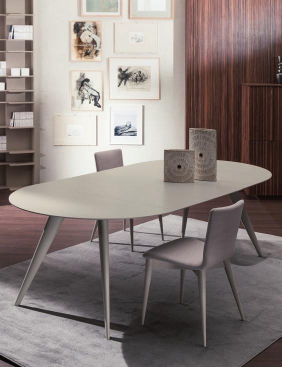 aperto. Round extendible dining table with legs in solid ash.