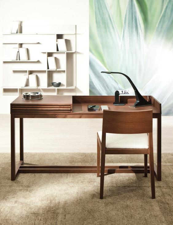 Writing desk with structure in solid ash and veneered surfaces, with drawer.