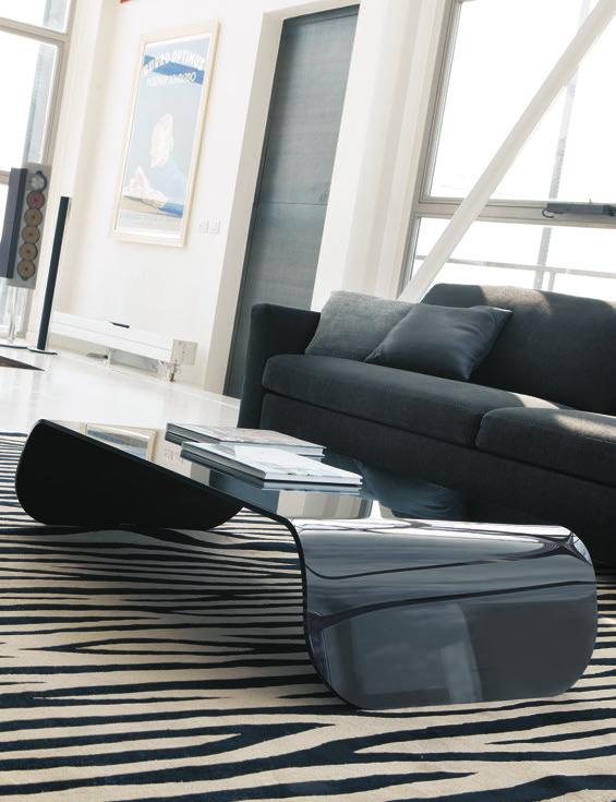 Bridge-shaped coffee table in curved glass, natural or lacquered black.