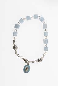- Bracelet in crushed real crystal mm beads, alternate colors. Art.