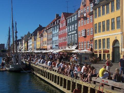 caratteristico canale di Nyhavn fiancheggiato da numerosissimi ristorantini e café all aperto, il Palazzo del Parlamento, il castello di Rosenborg che custodisce i gioielli della Corona (visite