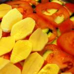Passo ora a fare gli strati di verdure in una teglia da forno, ungo il fondo ed inizio: zucchine, pomodori e patate, finocchietto