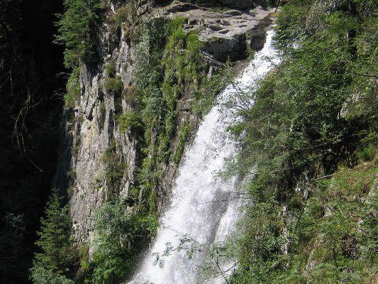 CORSO D ACQUA Il fiume è un corso d acqua perenne (non va mai in secca) che scorre principalmente in superficie, ma che può essere parzialmente sotterraneo; può essere alimentato dalle precipitazioni