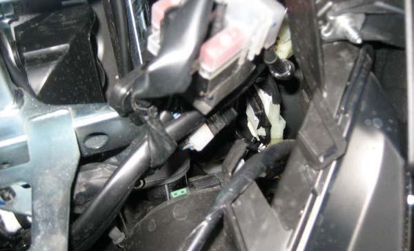 4 Far scorrere il cablaggio del PCV con la coppia di connettori del pick-up accensione (2 pin trasparenti con filo bianco/marrone e marrone/bianco) verso la parte anteriore sinistra dello scooter.