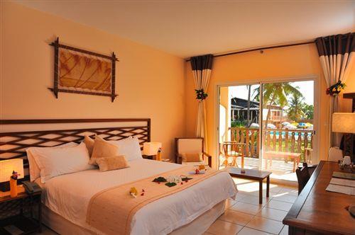 Spiaggia con accesso diretto dall hotel, di sabbia bianca e fine, attrezzata con ombrelloni, lettini e teli mare gratuiti.