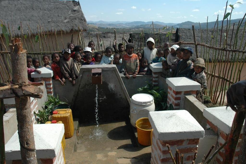 Con le fontane, nei villaggi arriva l acqua potabile.