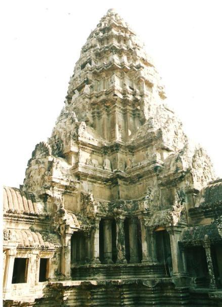 ...ci racconta dei sovrani, considerati esseri divini che vivevano nei loro templi palazzi e che, nella torre del tempio di Angkor