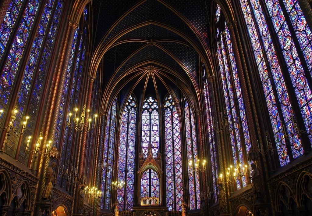 Tipico delle cattedrali gotiche è la presenza di grandi vetrate polìcrome al posto delle pareti esterne: la luce che ne penetra è espressione del divino.