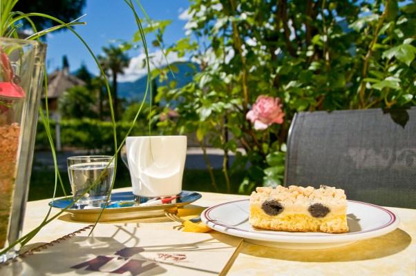 2017 7=6; Sette pernottamenti, lei paga solo 6 Pensione 3/4; buffet con colazione ricca, ogni pomeriggio piccolo