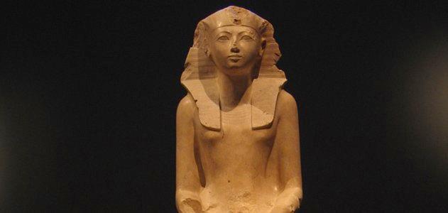 hatshepsut Nel nuovo regno una donna, Hatshepsut diventò faraone, un ruolo di solito riservato agli uomini.