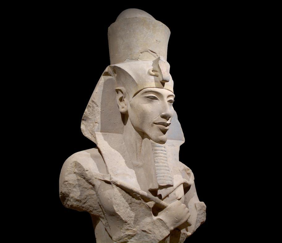 Akhenaton Akhenaton è una figura unica nella storia egizia: sovvertì il millenario ordine religioso introducendo il monoteismo.