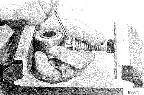 Per smontare il tendicinghia e sostituire un rullo danneggiato o una molla rotta, prima rimuovili dal motore.