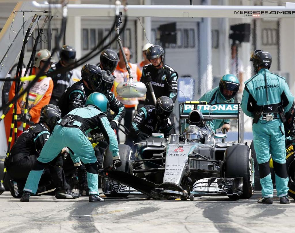 GP UNGHERIA Mercedes Pit stop fatale per Nico Rosberg Stefano Semeraro Se Hamilton piange, la Mercedes e Nico Rosberg non ridono. Anzi. Si mordono le mani e imprecano.