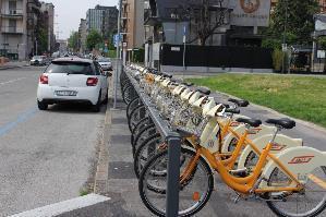 (tra donne) Car sharing (con auto elettriche) Bike sharing (diffuso anche nelle aree periferiche) possano rispondere alla domanda di mobilità