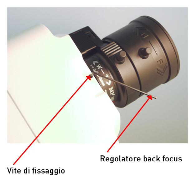 Come regolare il back focus: Fase 1: Posizionare la telecamera su un supporto stabile, con il grafico o l'oggetto di test ad almeno 75 piedi (23 m) di distanza (o quanto più lontano possibile).