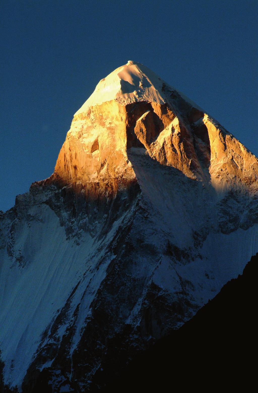 La vetta del possente monte Shivling illuminata dai primi raggi di sole.