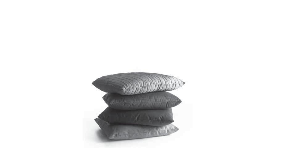 USINI Set di cuscini ornamentali per i vari divani della collezione realizzati con tessuti che, pur se diversi per trama e composizione, mantengono una gradevole uniformità cromatica: tessuto Quarzo,