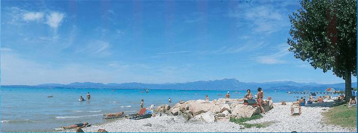 Salve a tutti, cosa vi suggerisce questa bella immagine? Il mare? No, non è il mare, ma bensì il bellissimo lago di Garda.
