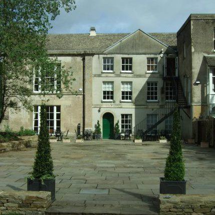 Cirencester offre molte e svariate attrazioni: il Corinium Museum con una delle più vaste collezioni di antichità romane del regno Unito, il Brewery Arts Centre, una fabbrica di birra divenuta