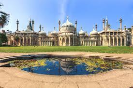 La scuola EC Brighton è luminosa, elegante e moderna, situata a soli due minuti di distanza da tutto ciò che rende questa destinazione così popolare: il lungomare con il suo iconico Brighton Pier, il