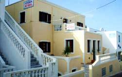 Hotel Rivari Kamari Posizione: a Kamari, a 300 mt dalla spiaggia di sabbia nera e a 2 passi da bar e taverne.