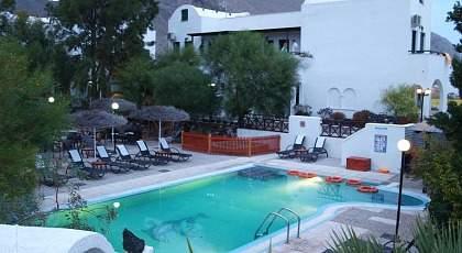 Hotel Drossos 3 Stelle Base PERNOTTAMENTO E COLAZIONE Situato nel centro a Perissa, a soli 200 metri dalla spiaggia di sabbia nera, l'hotel Drossos vanta una piscina all'aperto, camere climatizzate