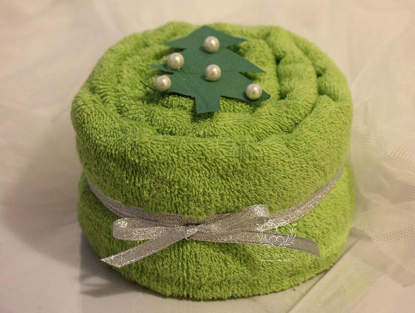 Altra proposta regalo sono le torte di asciugamani. Idea regalo che, indicata per tante ricorrenze, durante le feste natalizie si trasforma con nastri e decori a tema.