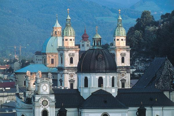 Il VIAGGIO GIORNO PER GIORNO 1 giorno: Salisburgo Burghausen (ca. 55 km) Arrivo individuale a Salisburgo, la città che diede i natali a Mozart, entro le 9 del mattino.