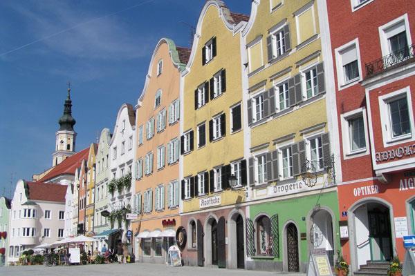 68 km) Dopo la vista della confluenza della Salzach con l Inn si pedala fino a Braunau e si va lungo l Inn per giungere a Obernberg, cittadina con una storia di circa 1.000 anni.