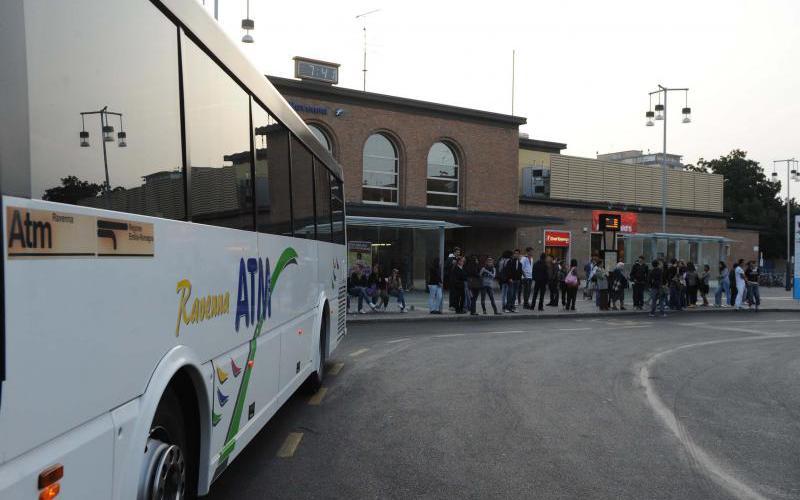 13 settembre 2012 Bus Ravenna, Faenza e Lugo: da domenica scatta l'orario invernale Le novità del servizio L estate si chiude ufficialmente, almeno per quanto riguarda l orario del trasporto pubblico.