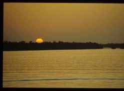 La Casamance è la regione più verdeggiante del paese e si distingue per clima e cultura. Arrivo al porto di Ziguinchor, capoluogo della regione e vecchio scalo negriero, visita del paese.
