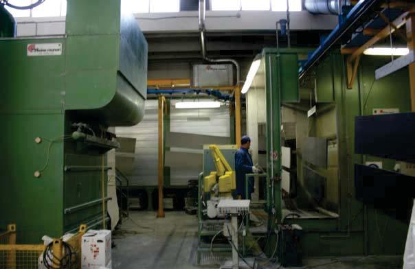 8 - Particolare dell area di preritocco robotizzato nel grande impianto della Munari di Zanè (Vi). Le apparecchiature Coating Mix della Coating Team di Gorgonzola (fig.