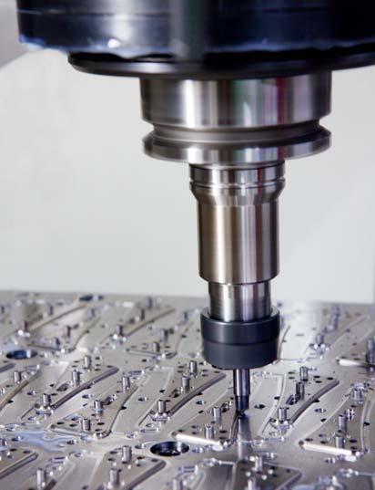I nostri professionisti della produzione lavorano con macchine per la fresatura a 5 assi, macchine tagliatrici a laser per la produzione di placche e