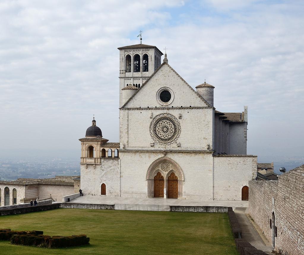 Finalità Un intenso programma di lezioni teoriche, tavole rotonde e visite alle opere permetterà di considerare in modo particolare la cultura artistica legata al tema del cammino nella storia dell