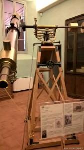 Bologna, Specola, antico telescopio a lenti Bologna, Specola, antico telescopio di 17 metri Visitando la Specola si compie un viaggio nell evoluzione dei sistemi di misurazione e di lettura