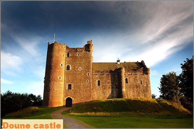 L'attuale palazzo risale al XVI secolo, fu costruito su una preesistente abbazia che vide le cerimonie di presa di potere di tutti i Re di Scozia sino a James I e venne distrutta dalla furia di John