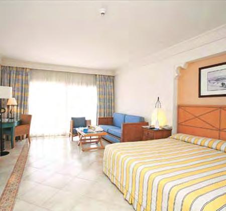 Le 329 camere e suite sono arredate con cura in stile arabo, tropicale e marino.