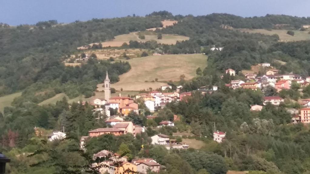 NO: Foto ripresa troppo da lontano che non identifica il bene (ed è anche