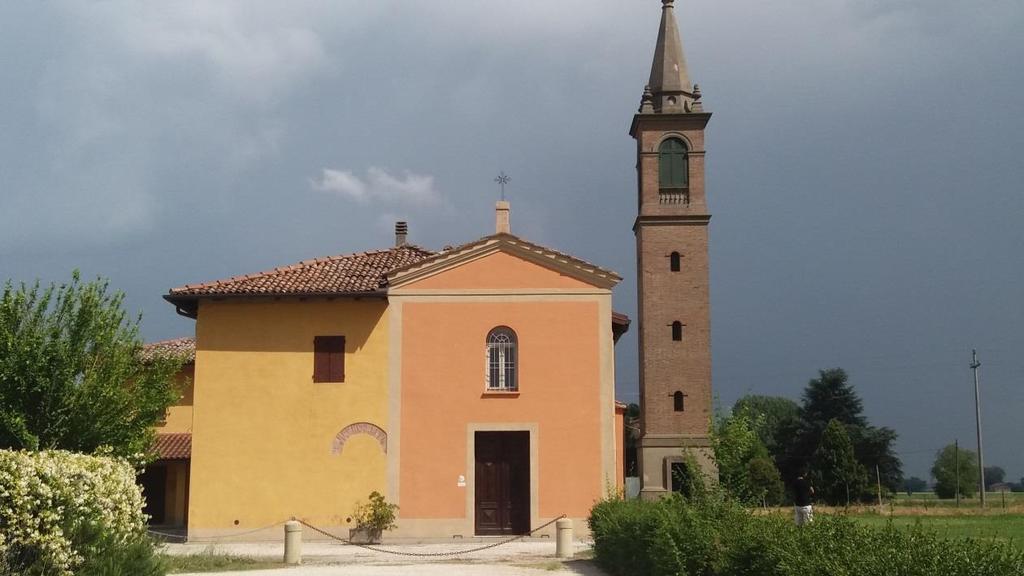 rinunciare: Sì: Il cielo sereno e la luce calda che illumina pienamente la facciata