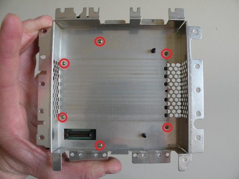 Passo 8 Unità ottica chassis metallico Sotto l'unità ora staccato unità ottica sono sei (6) Phillips # 1 viti che fissano il telaio di